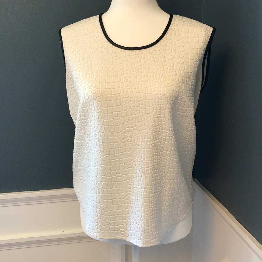 3/$25 Calvin Klein Faux leather trim white top Size XS